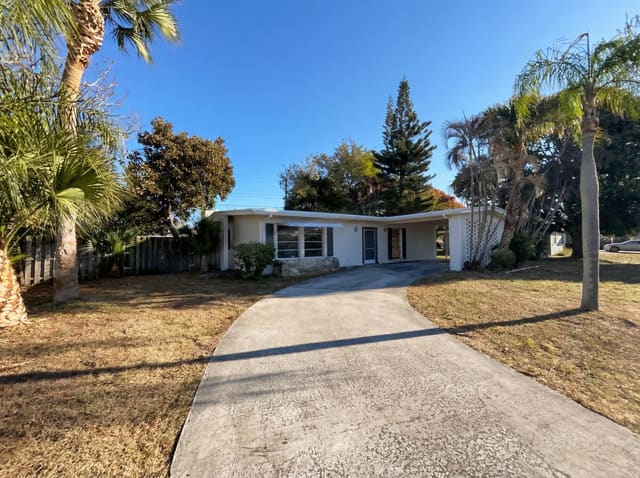 141 SE Calmoso Drive, Port St. Lucie, FL 34983