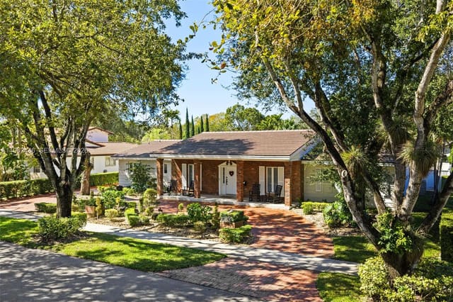 16140 Aberdeen Way, sold in Miami Lakes - Loch Lomond, Miami Lakes, FL