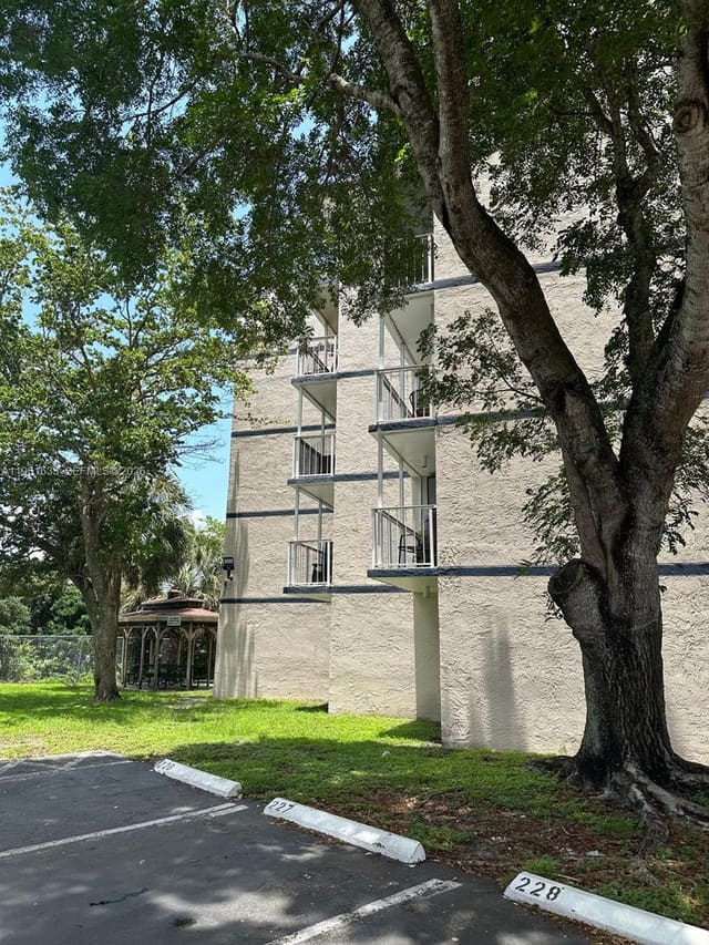 7075 NW 186th Street C104, sold in Las Brisas Country Club, Hialeah, FL