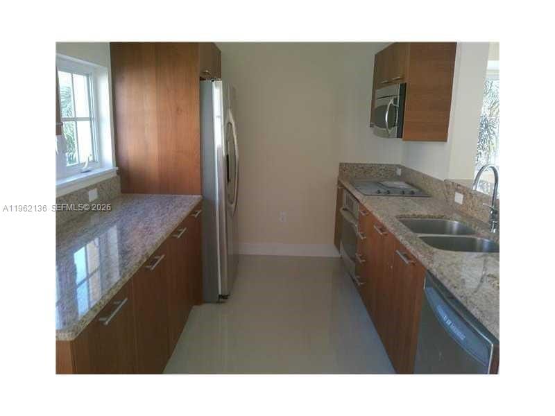 18402 NE 27 Court 124 — photo 5