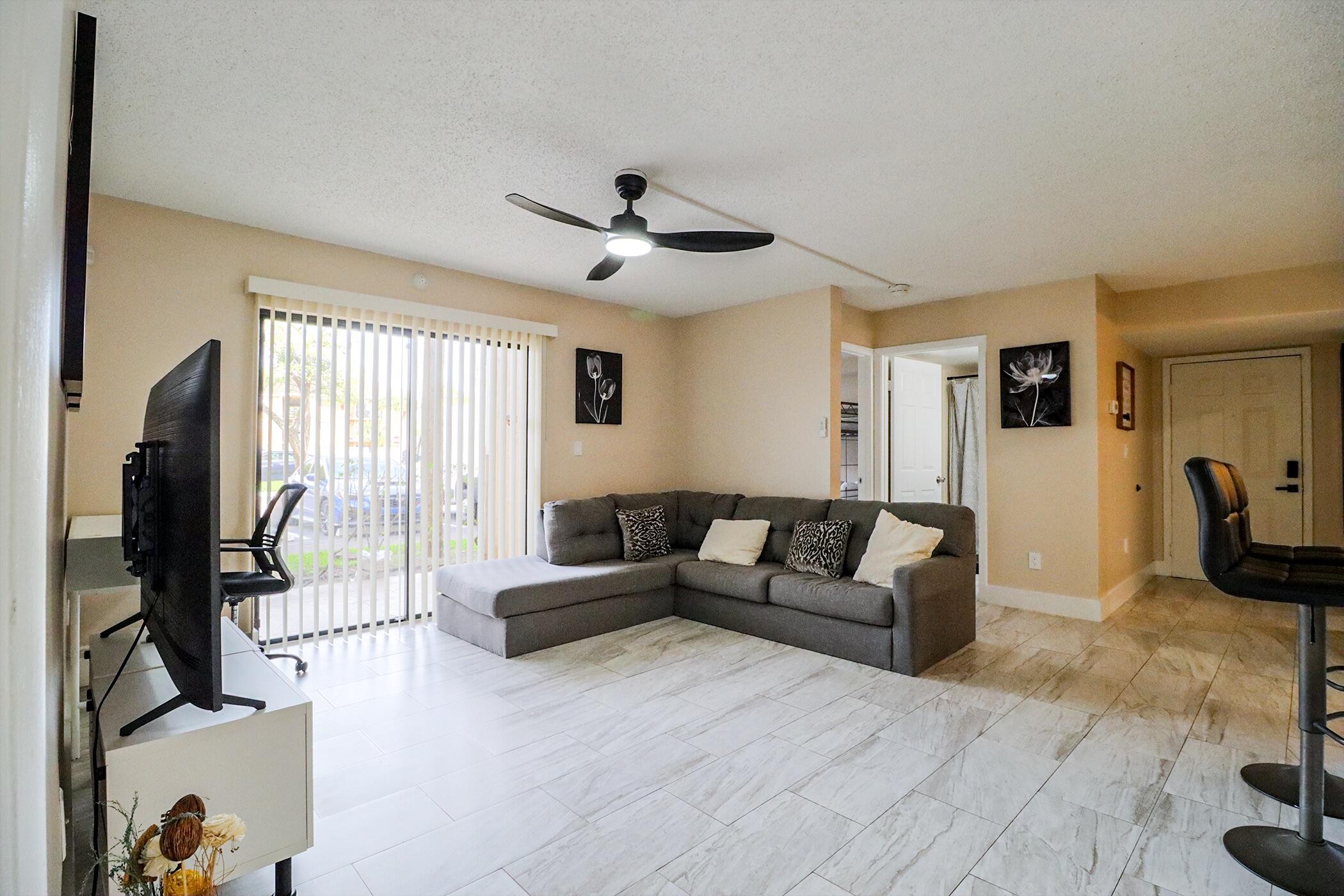 450 Palm Circle 106, Pembroke Pines, FL 33025 photo 16