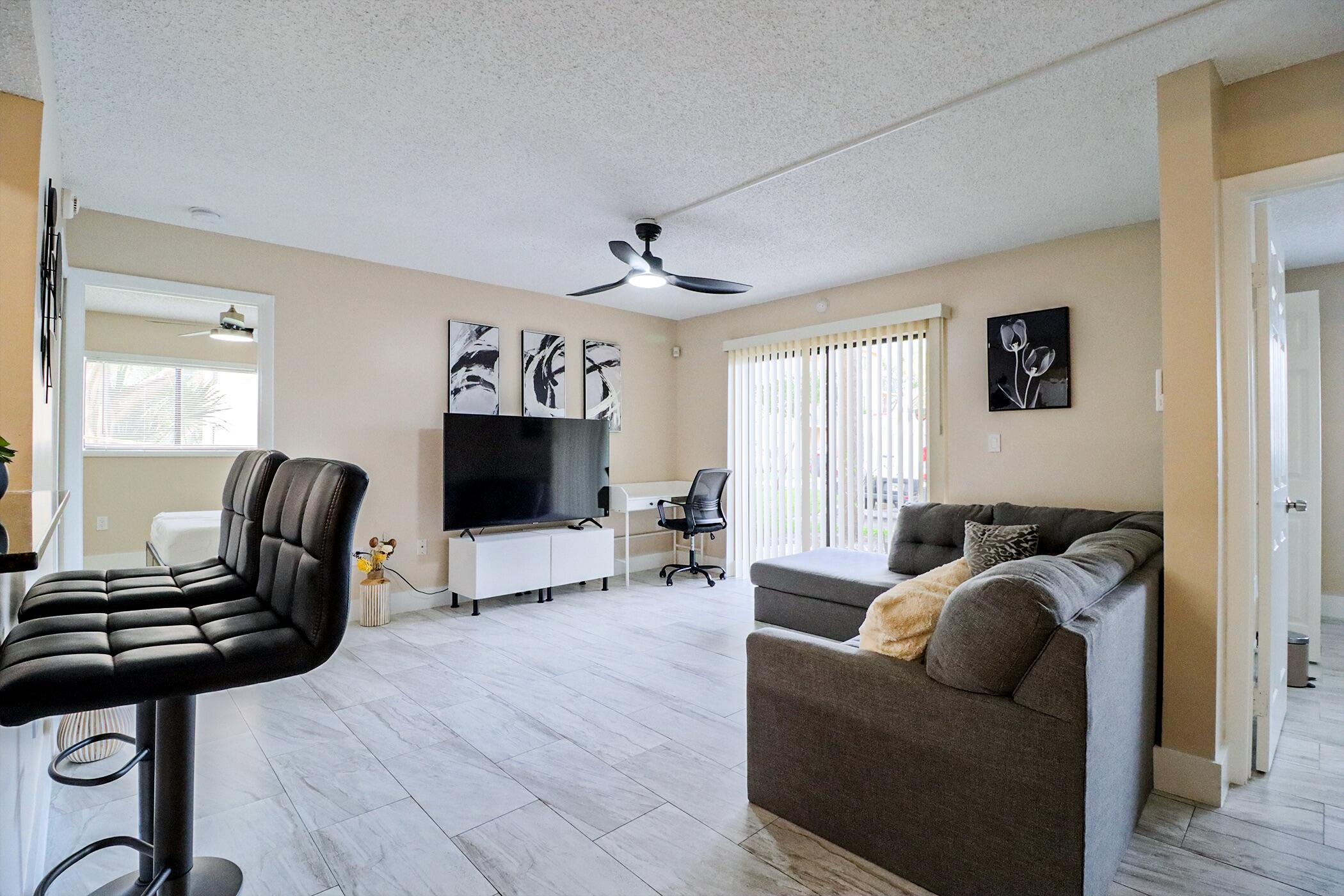 450 Palm Circle 106, Pembroke Pines, FL 33025 photo 18