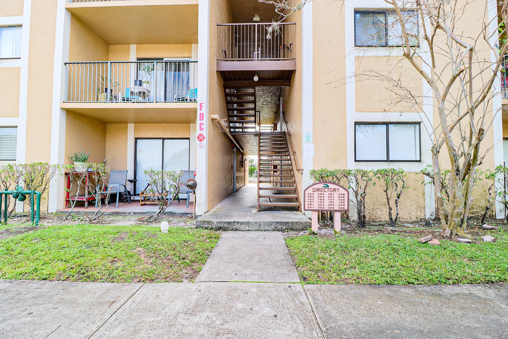 450 Palm Circle 106, Pembroke Pines, FL 33025 photo 3