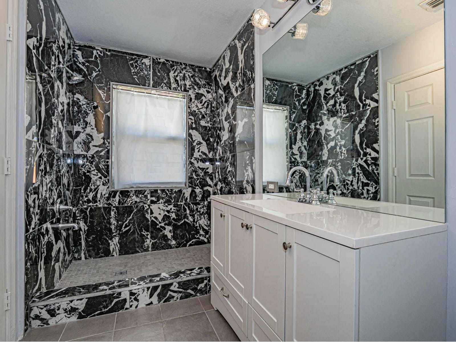 2143 SE Se Bell Isle Drive Drive — photo 3