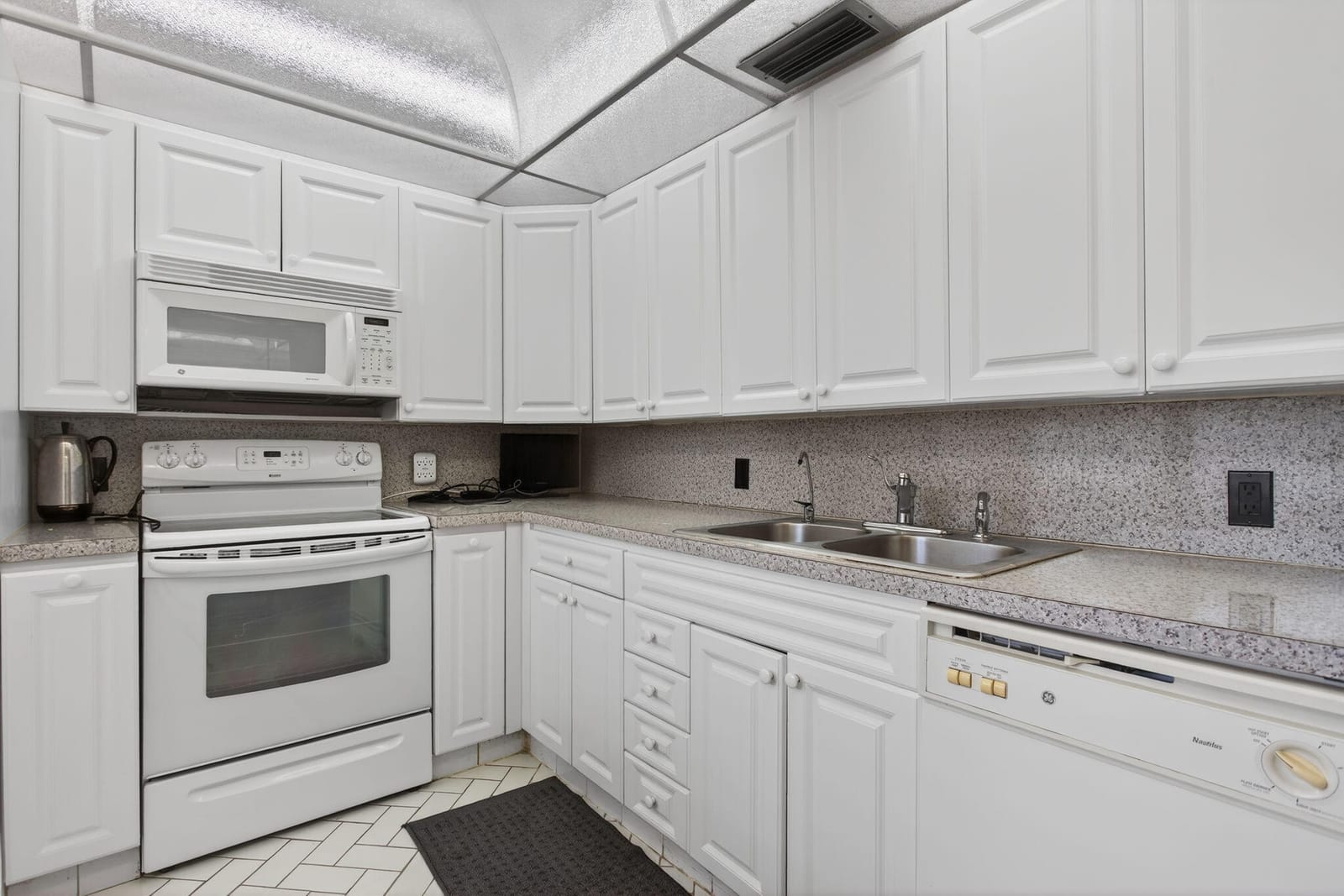 2403 Antigua Circle B4 — photo 2