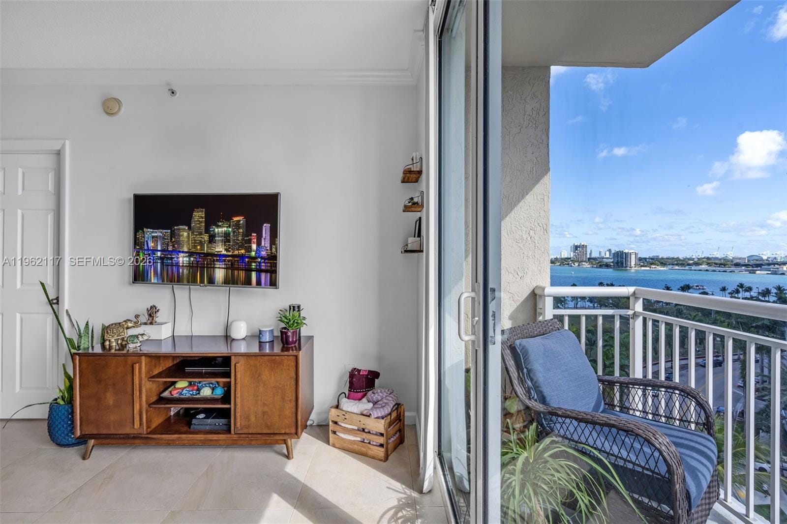 2000 N Bayshore Drive 909 — photo 3