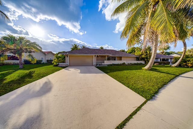 301 Knotty Wood Lane, sold in Pinewood Manor Of Wellington, Wellington, FL