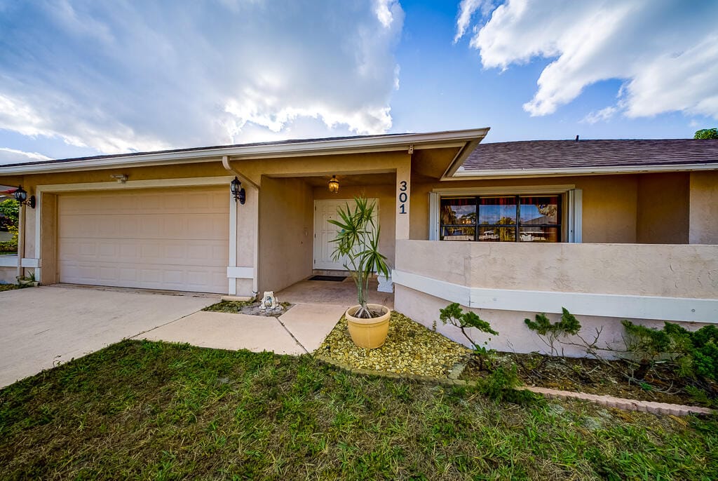 301 Knotty Wood Lane, Wellington, FL 33414 photo 2