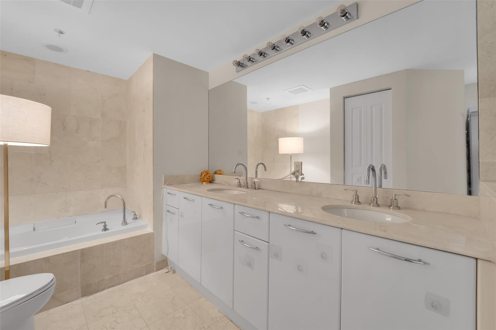 350 SE 2nd Street 850 — photo 9