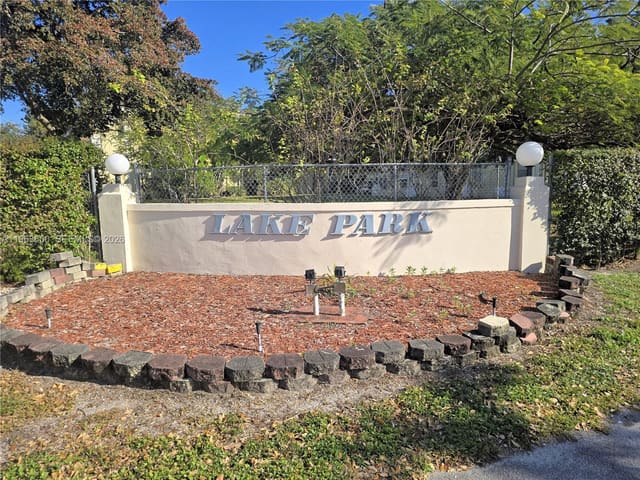 940 NE 199th Street 114, Lake Park Condo No 1 Bl, Miami, FL