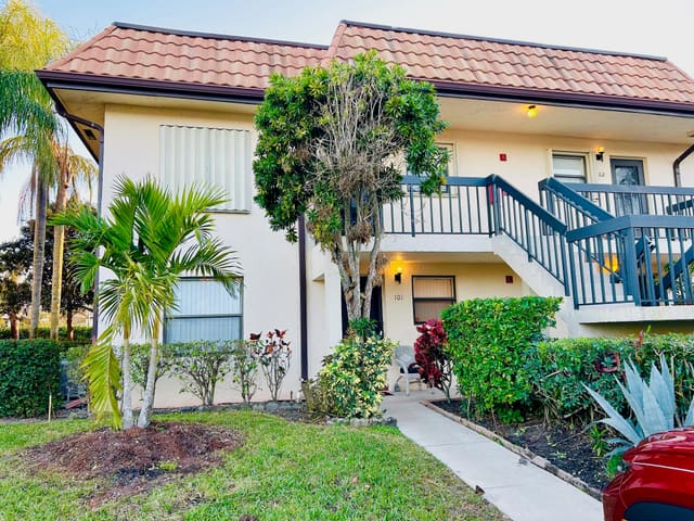 7214 Golf Colony Court 101, sold in Lucerne Lakes Golf Colony Condos 1 Thru 12 And 14, Lake Worth, FL