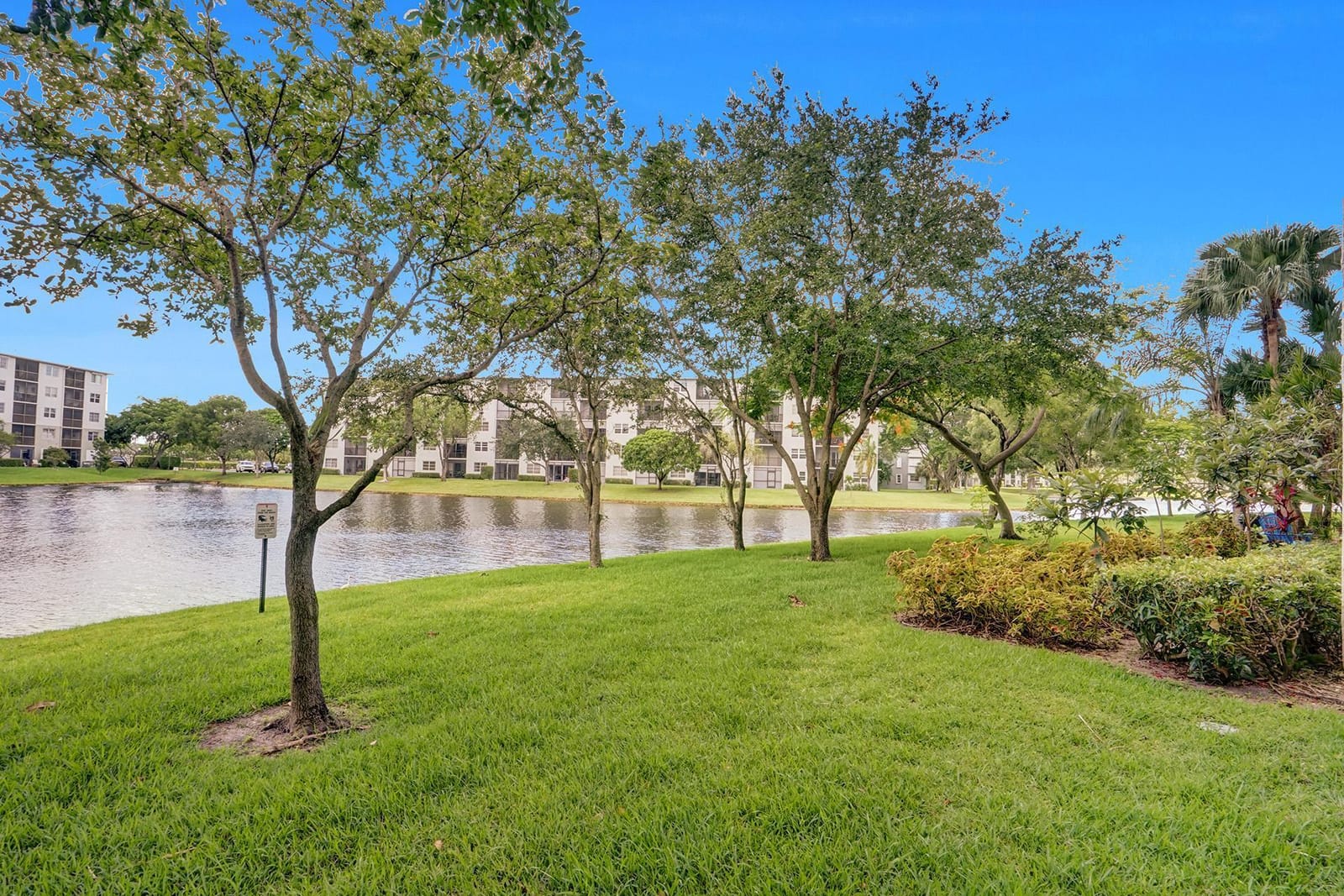 2334 S Cypress Bend Drive 907 — photo 9
