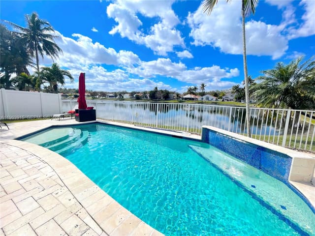 4923 SW 33rd Way, sold in Banyan Oakridge Plat, Hollywood, FL