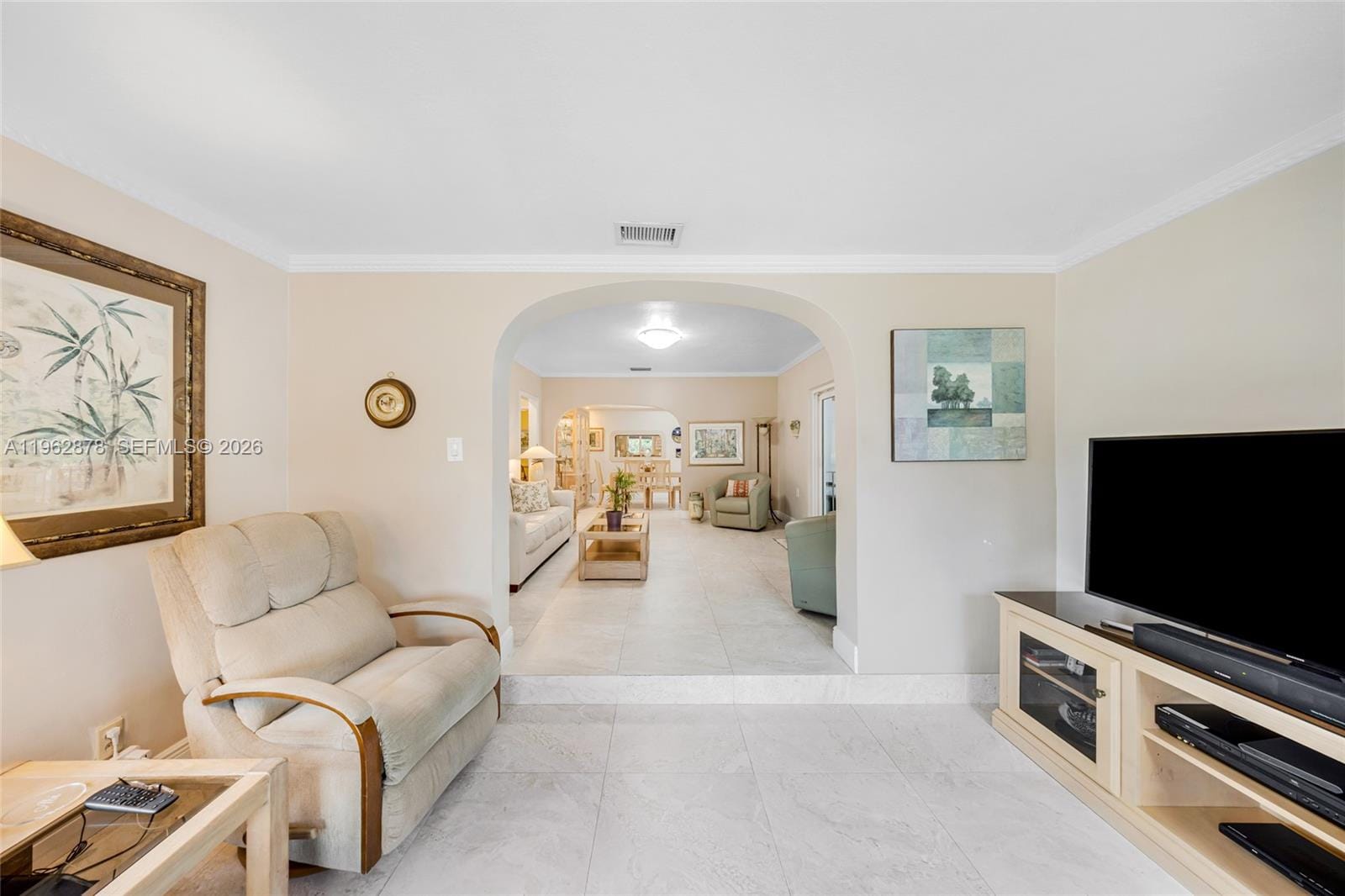 564 De Leon Drive, Miami Springs, FL 33166 photo 2