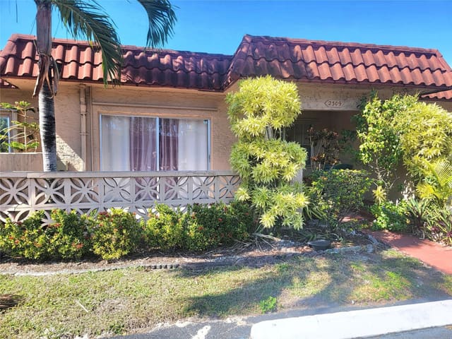 2309 SW 81st Terrace 5, sold in Oakbrook Village, North Lauderdale, FL