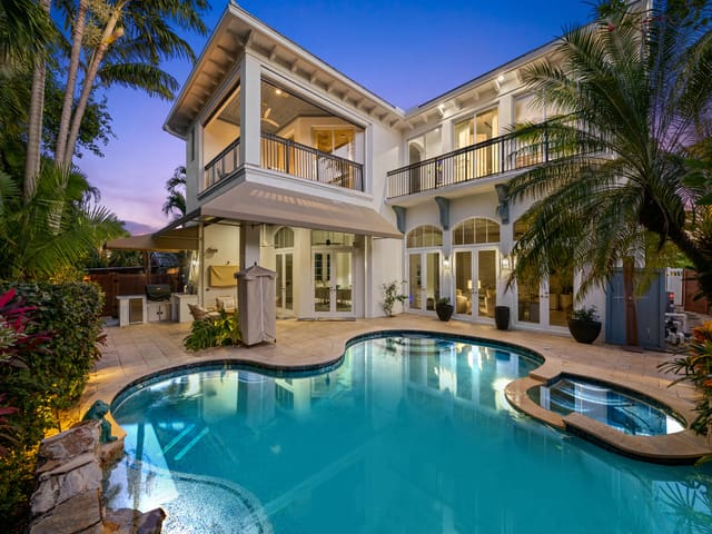 1025 Vista Del Mar Drive N, sold in Delray Beach Esplanade, Delray Beach, FL