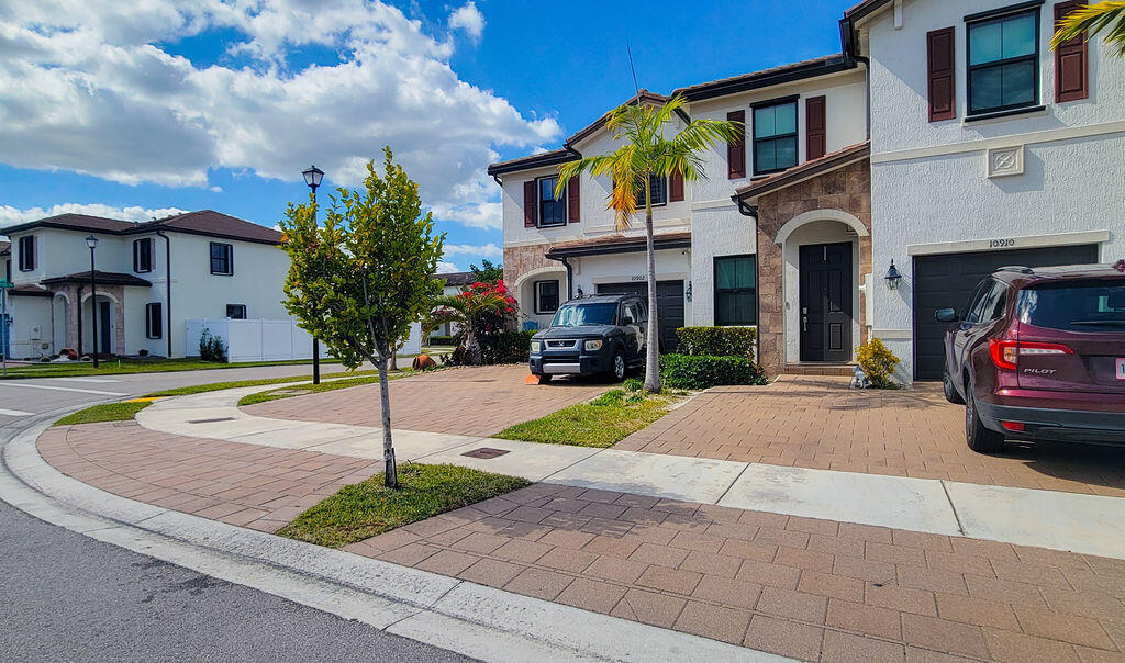 10902 W 33rd Way, Hialeah, FL 33018