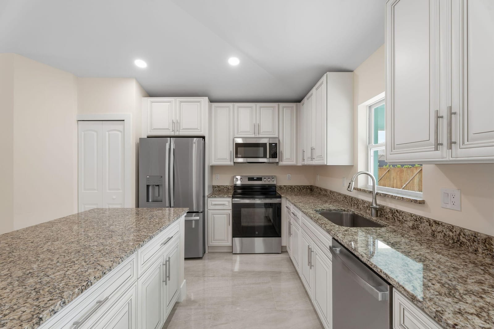 4947 NW Flintstone Avenue — photo 8