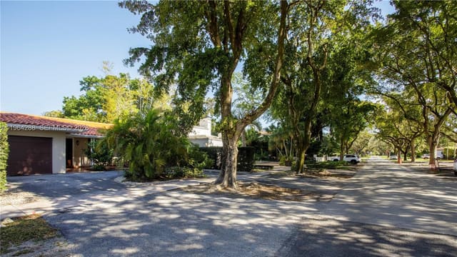 927 Catalonia Avenue, sold in Coral Gables Country Club, Coral Gables, FL
