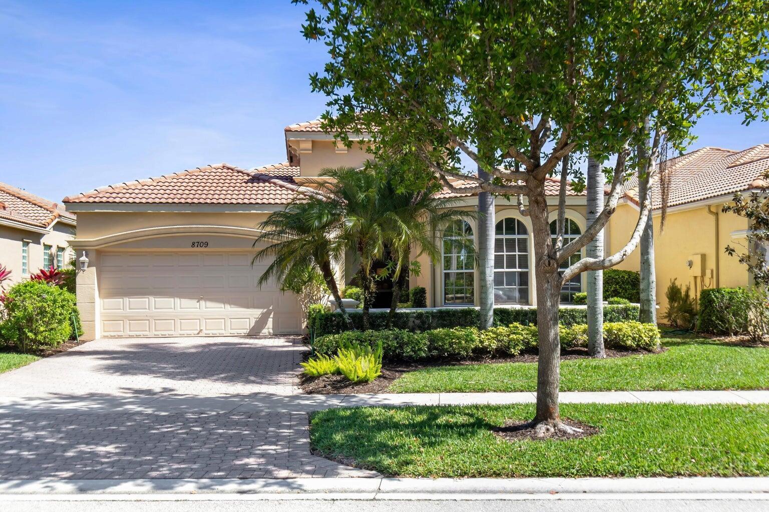 8709 Via Grande E, Wellington, FL 33411, Wellington
