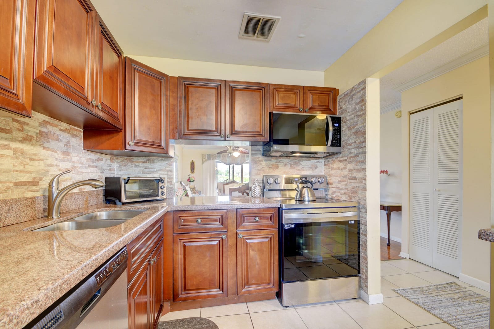219 Lake Meryl Drive — photo 2