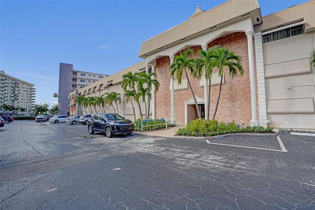 300 Golden Isles Drive 102, sold in Paradise Harbour Apts Co-, Hallandale Beach, FL