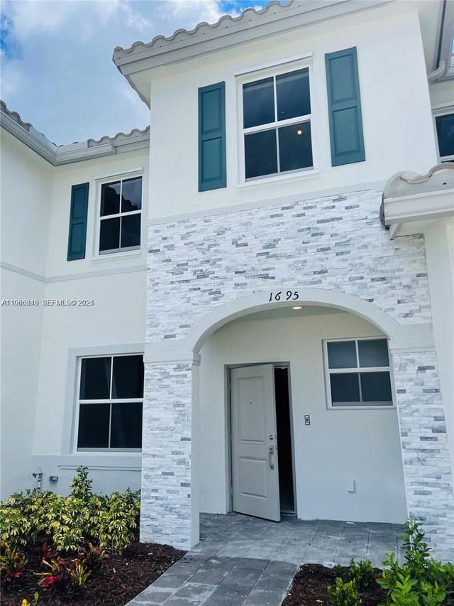 1695 SE 27th Road 1695, Homestead, FL 33035