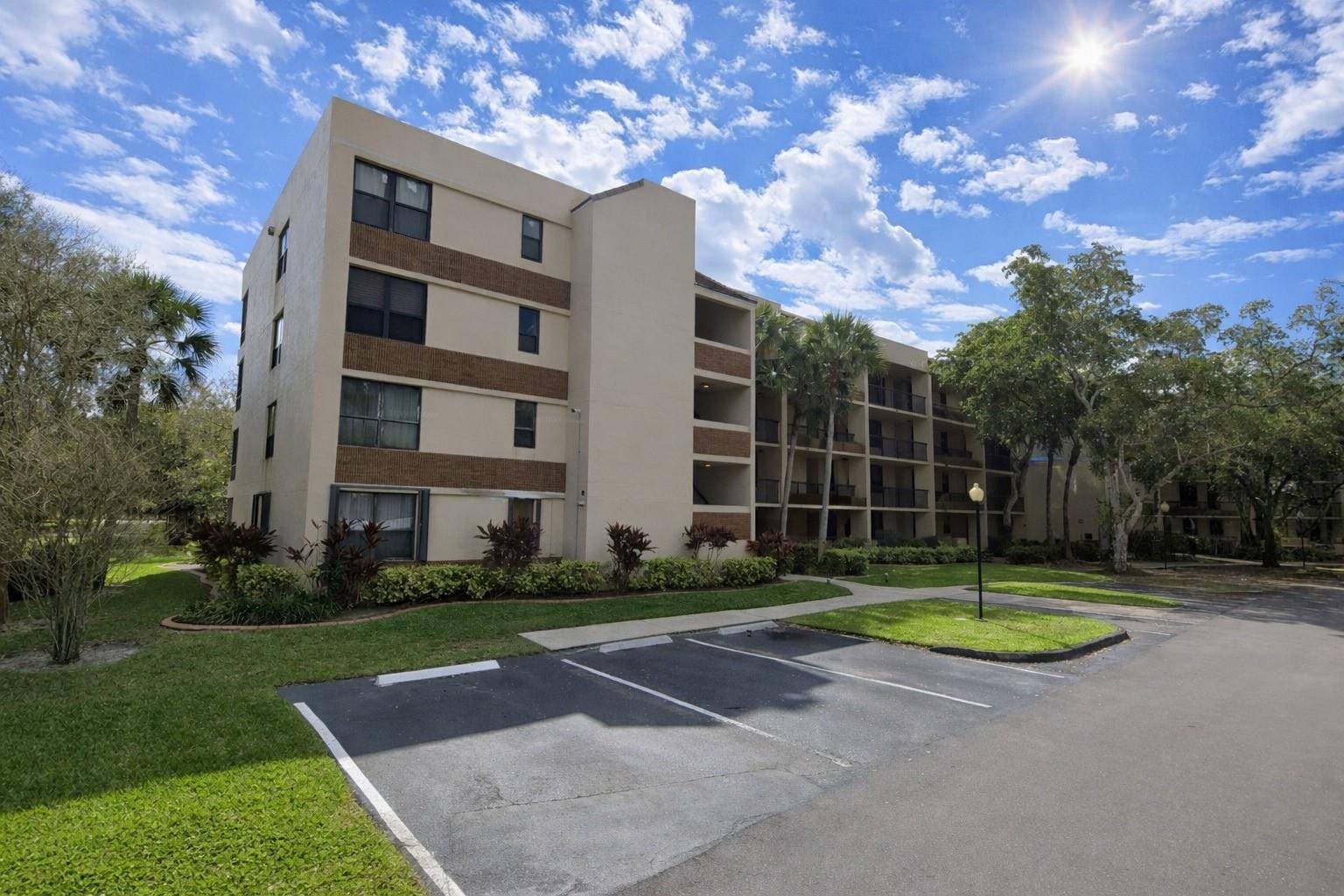 7500 NW 1st Court 207, Plantation, FL 33317