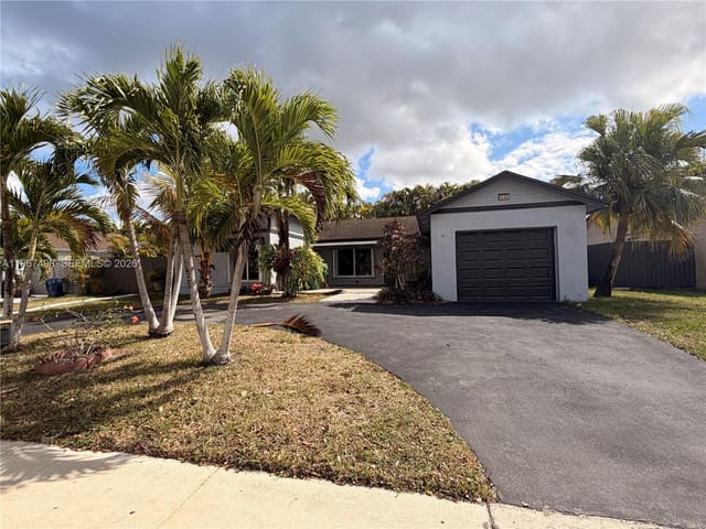 6080 NW 199th Street, sold in Country Lake Manors Sec 3, Hialeah, FL