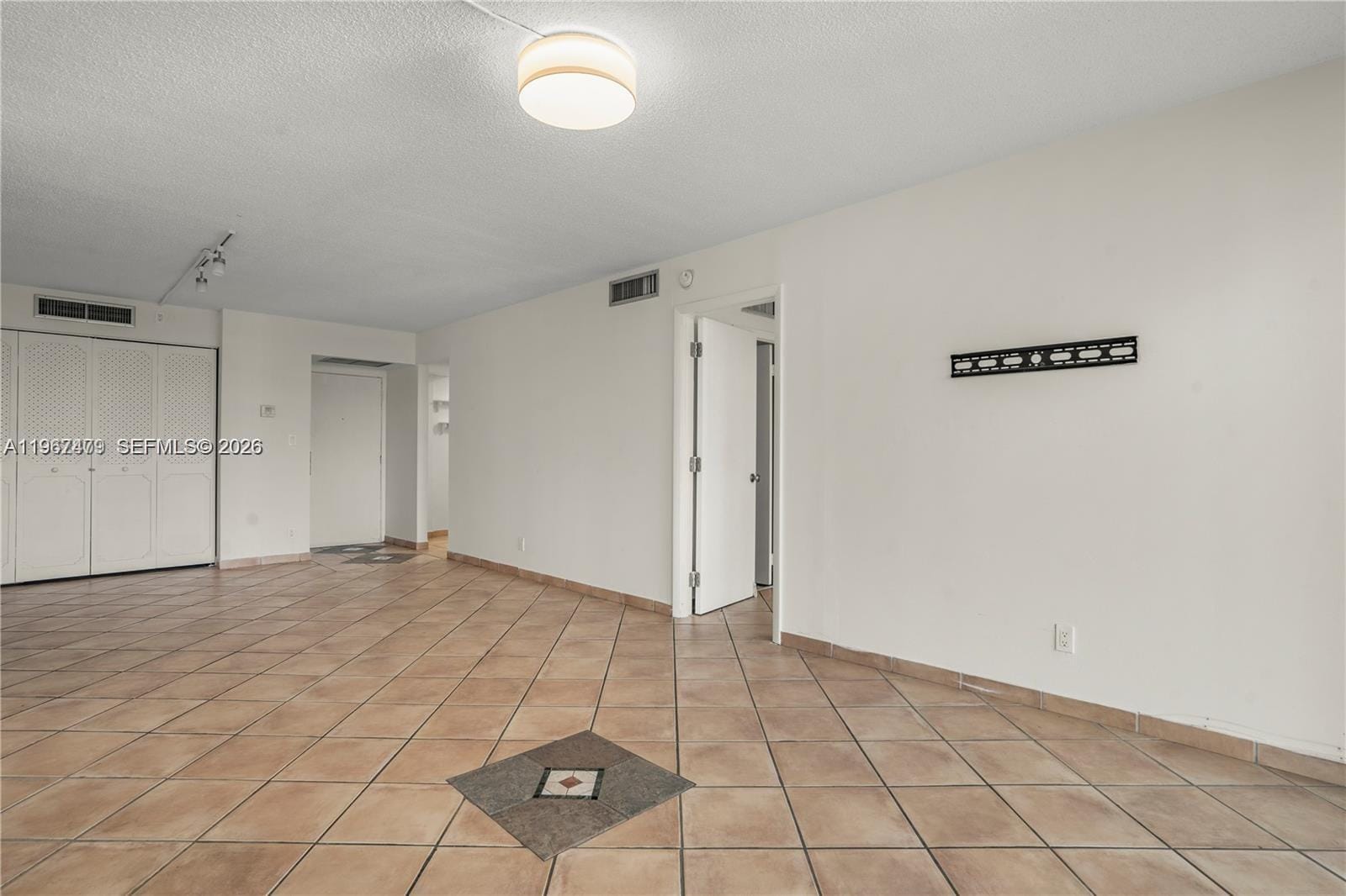 20500 W Country Club Drive 607 — photo 4