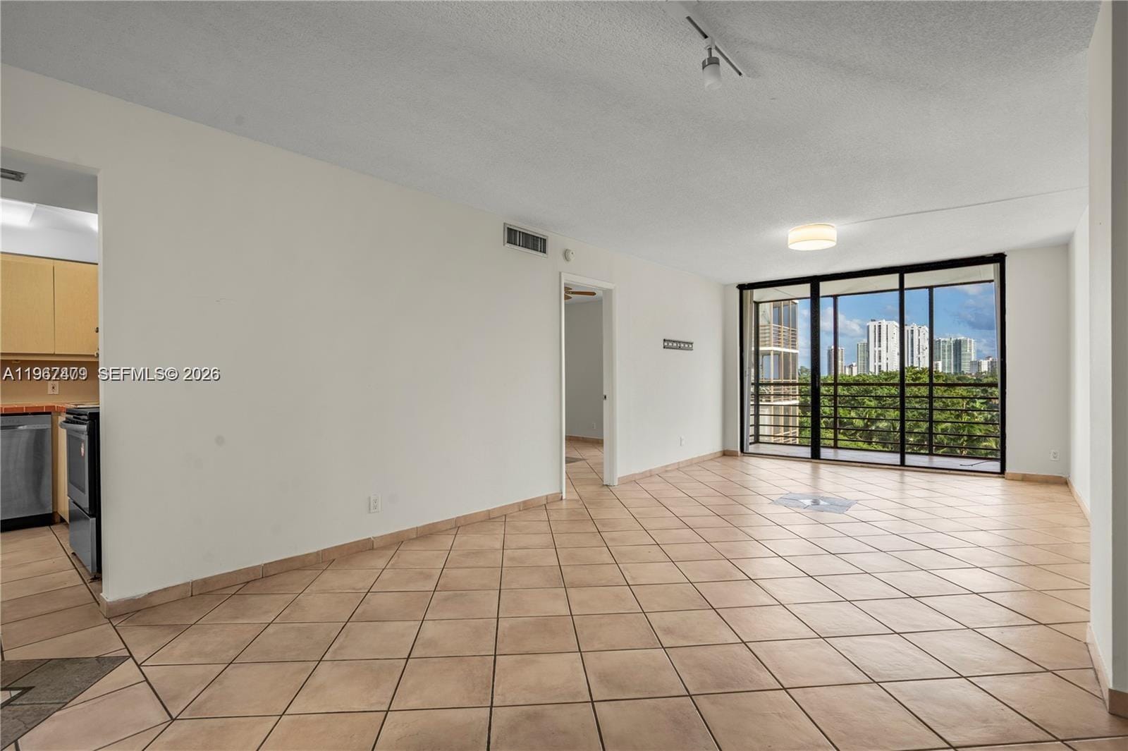 20500 W Country Club Drive 607 — photo 5
