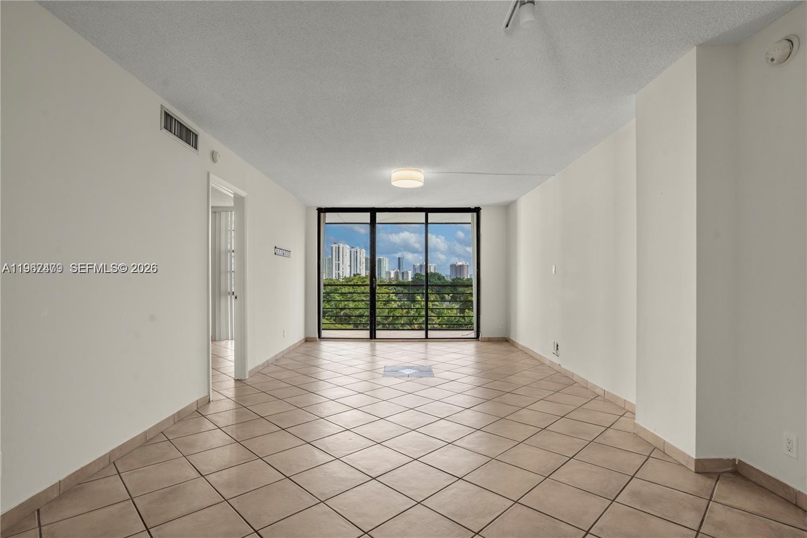 20500 W Country Club Drive 607 — photo 6