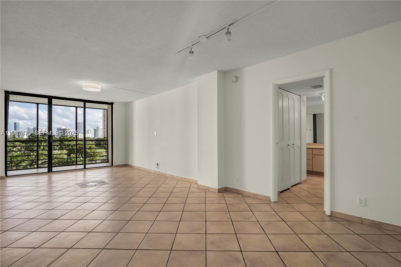 20500 W Country Club Drive 607 — photo 7