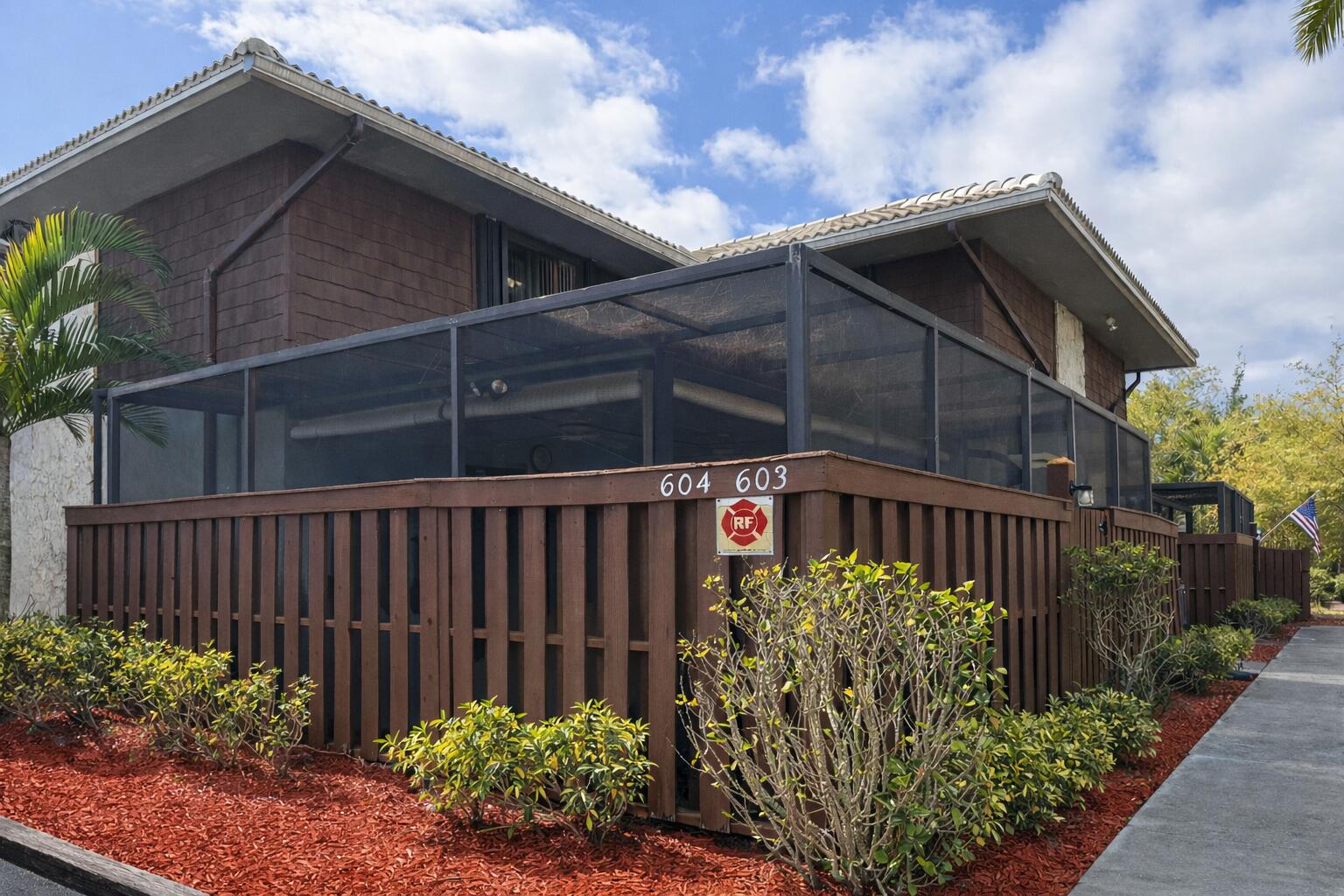 Pending home at 604 SE Castle Court D, Port St. Lucie, FL 34952
