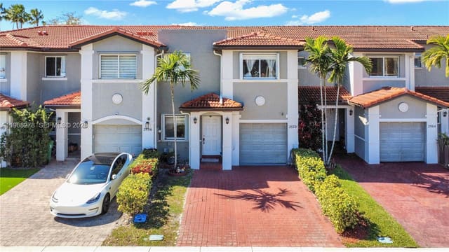 2872 SW 127th Way, sold in Pod 14 At Monarch Lakes, Miramar, FL