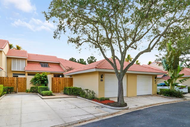 127 Old Meadow Way, Palm Beach Gardens, FL 33418