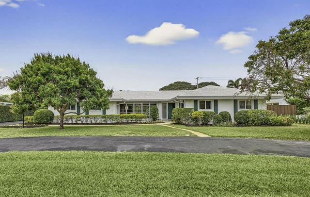 171 Golfview Drive, sold in Tequesta Country Club, Tequesta, FL