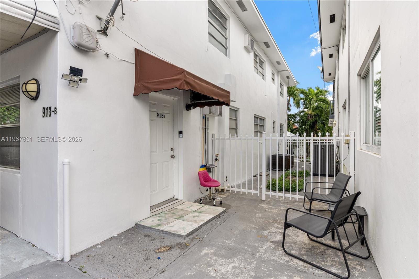 911 NW 22nd Place — photo 3
