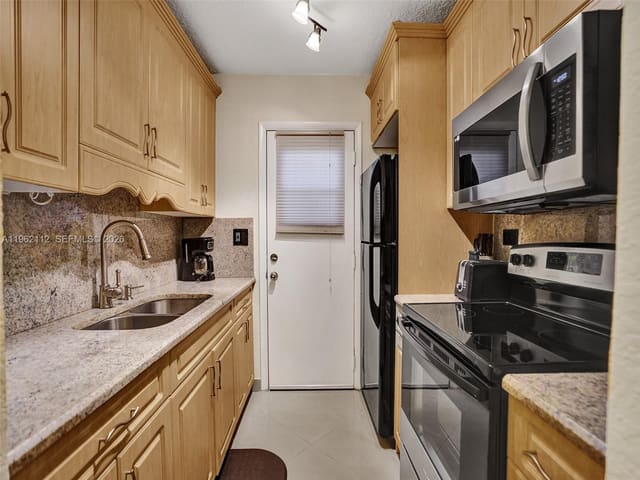 16701 NE 13th Avenue 209, sold in Mar Len Gardens, Miami, FL