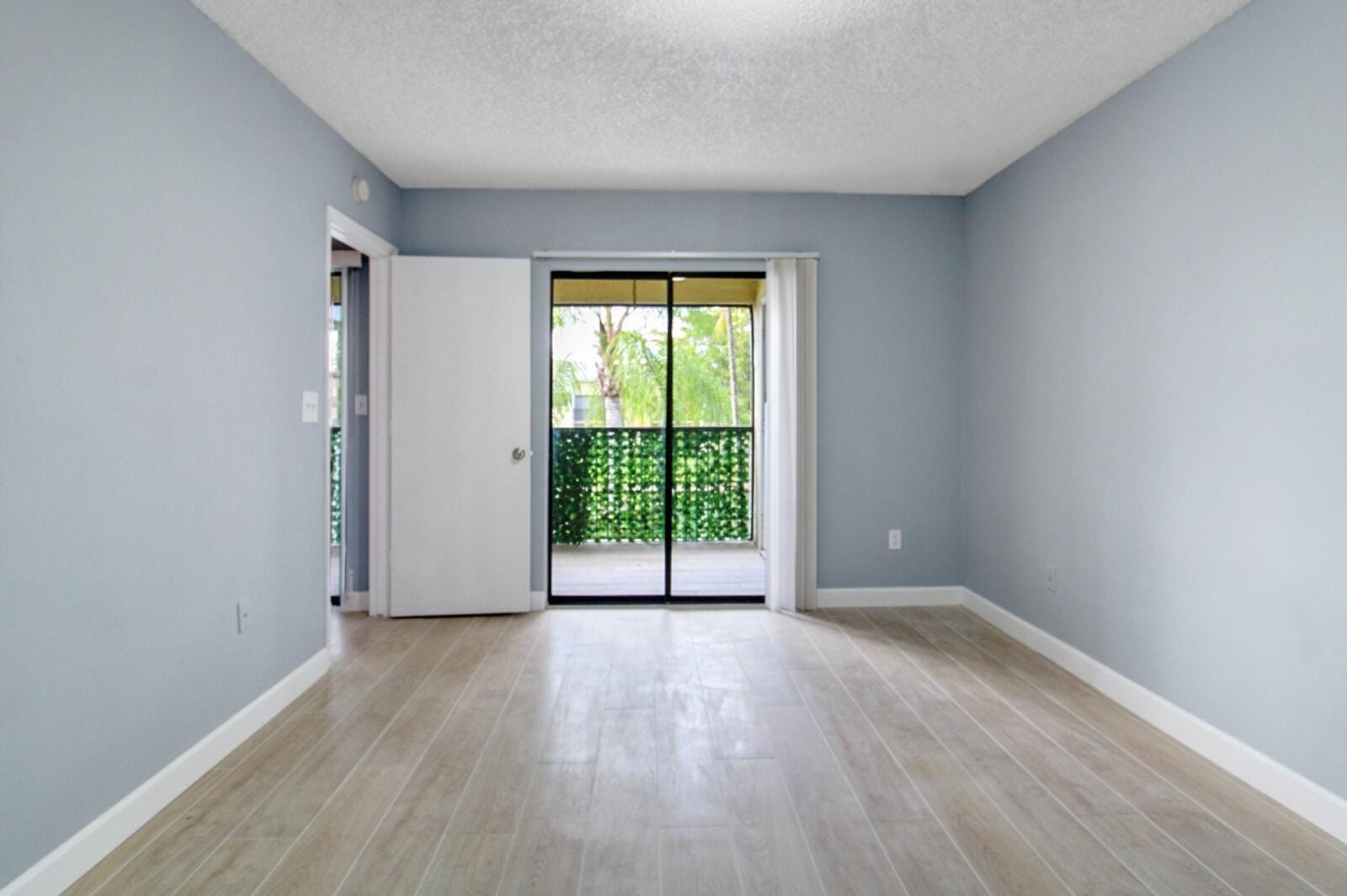 960 N Franklin Avenue 960d — photo 11