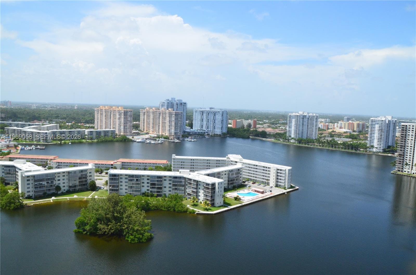 1000 W Island Boulevard 2909, Aventura, FL 33160 photo 3