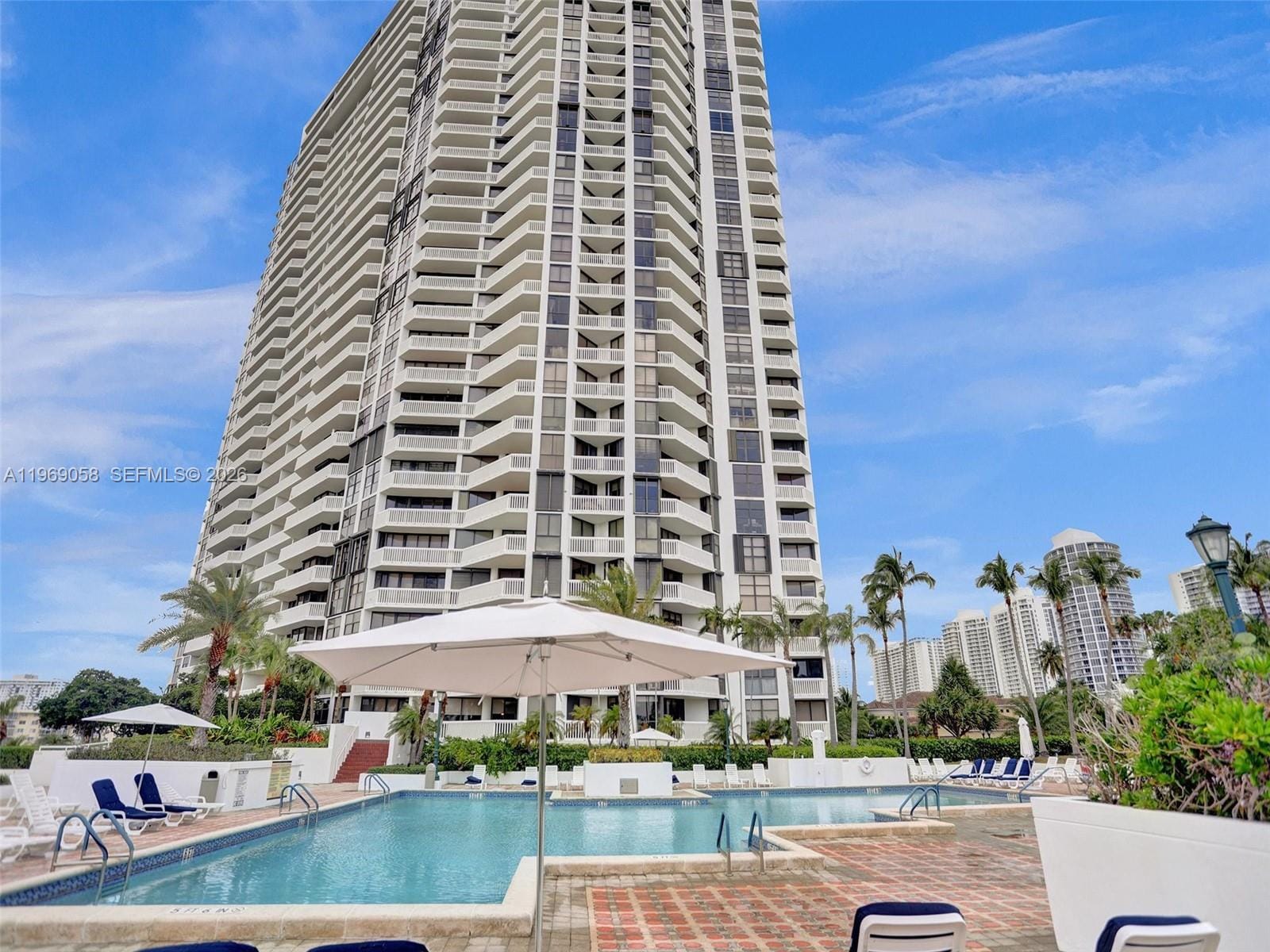 1000 W Island Boulevard 2909, Aventura, FL 33160 photo 6