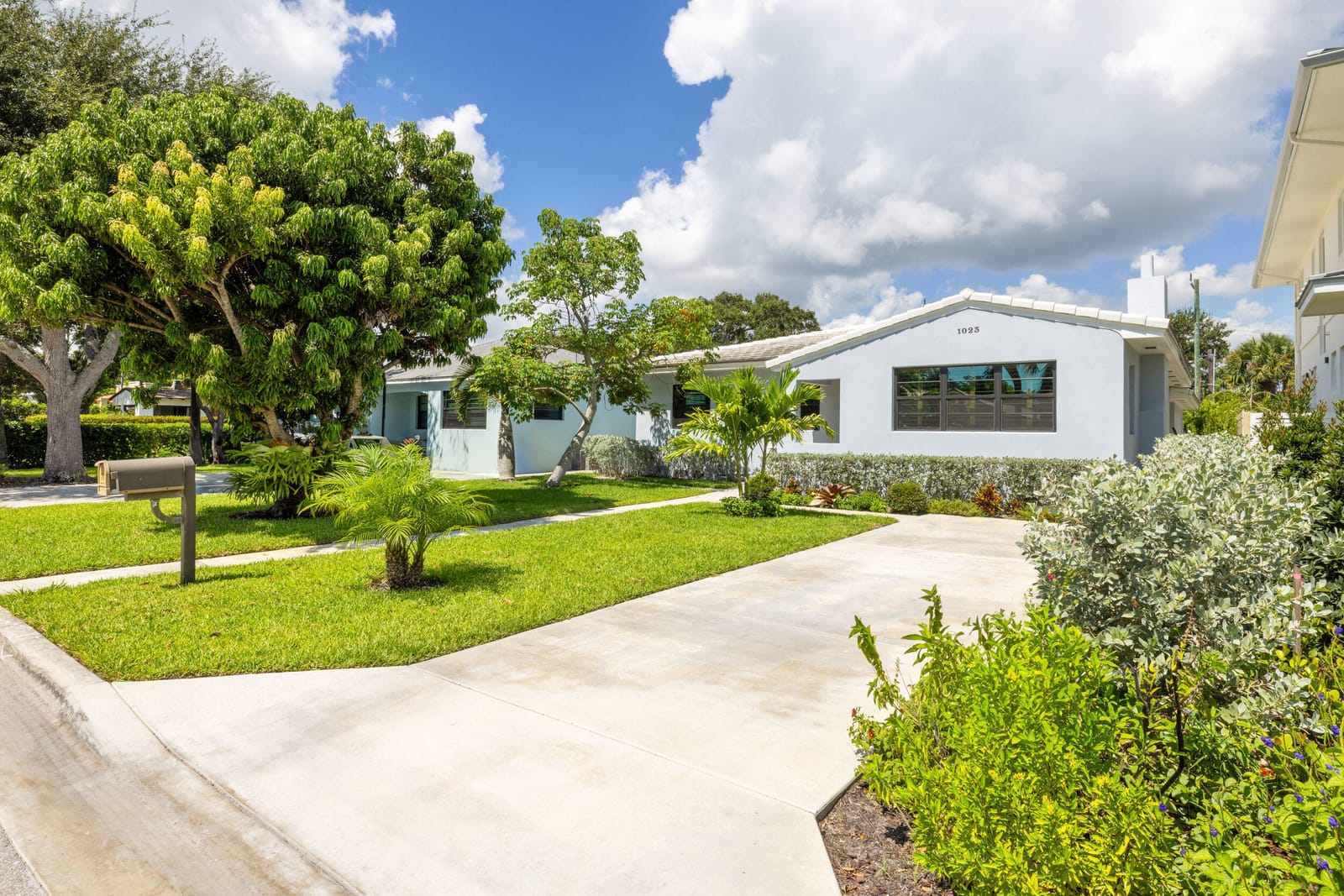 1023 S Palmway — photo 2
