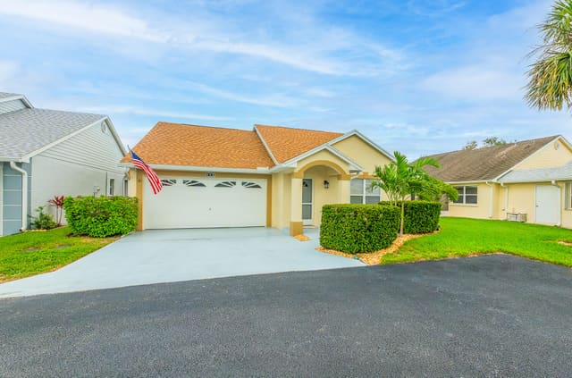 445 NW Sherry Lane, sold in Kings Isle Phase Iia, Port St Lucie, FL