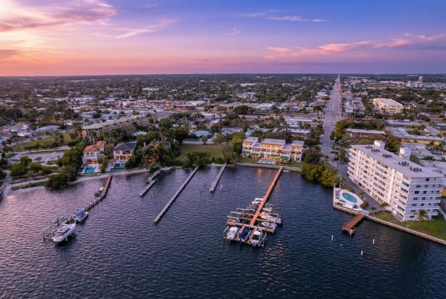 318 N Lake Drive, Lantana, FL 33462