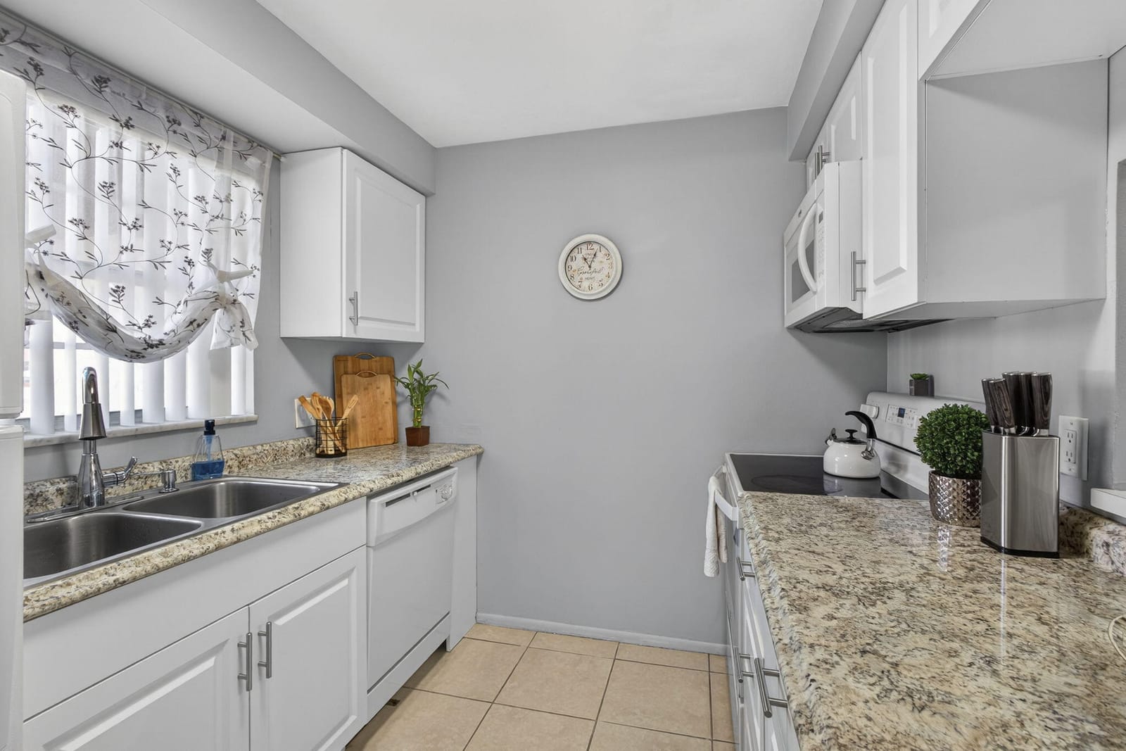 12020 W Greenway Drive 102 — photo 8