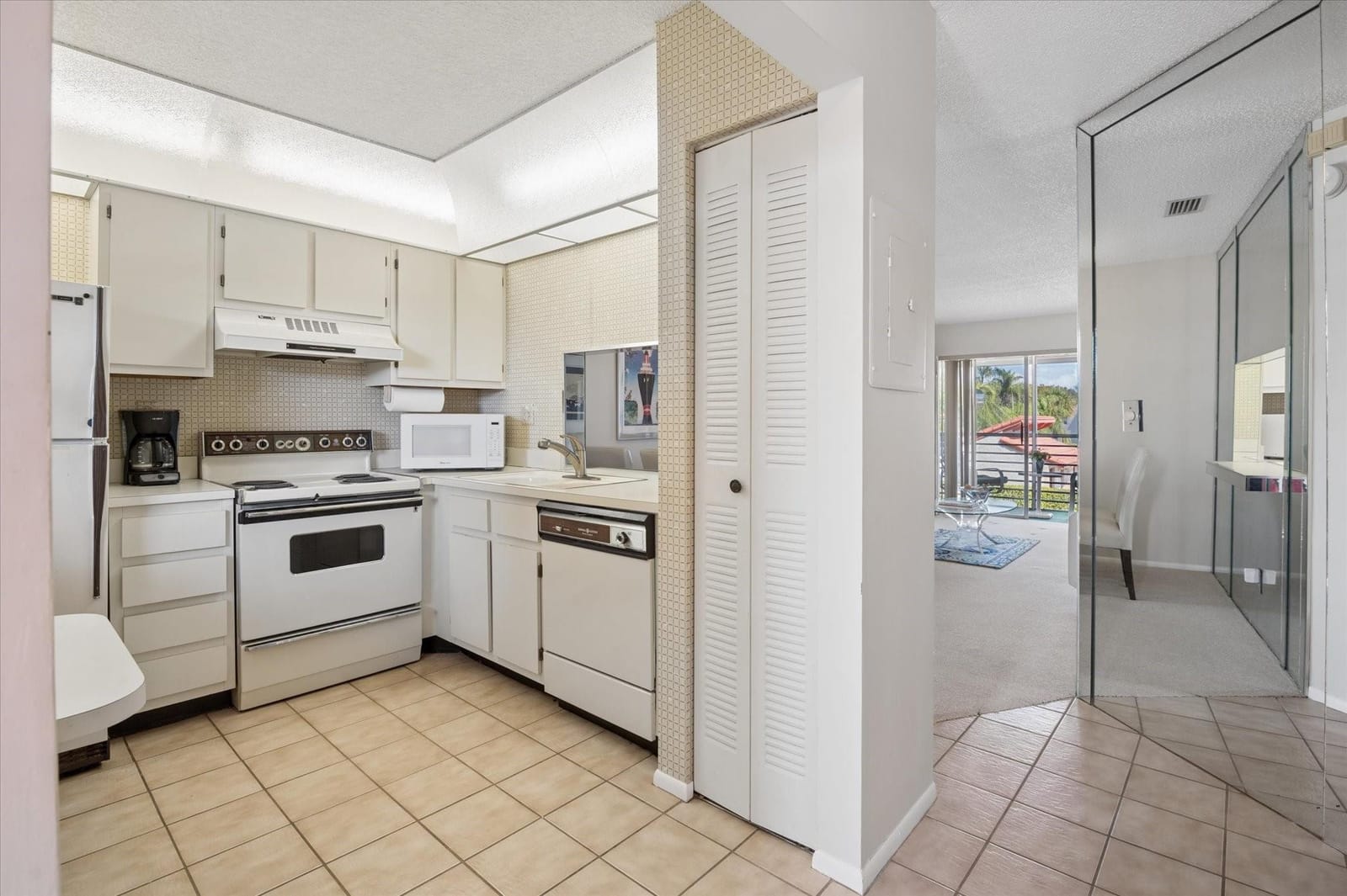 7368 Woodmont Avenue 203 — photo 3