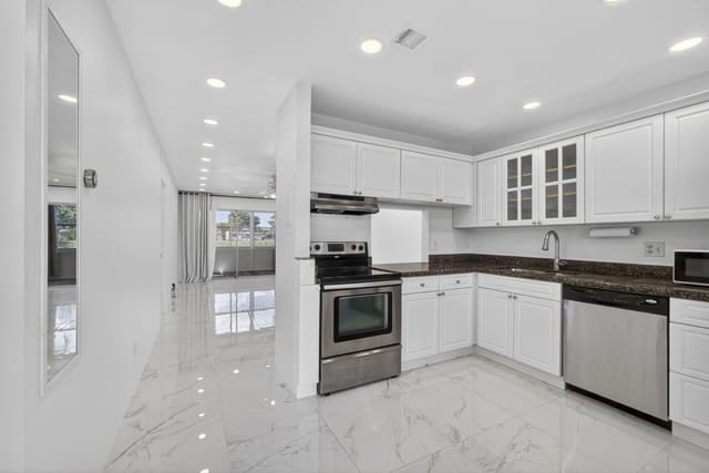 105 Lake Irene Drive, West Palm Beach, FL 33411