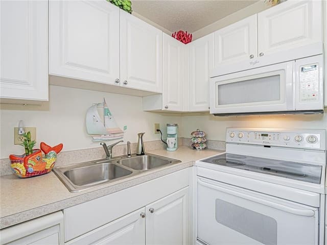 12 Vista Palm Lane 103, sold in Vista Royale, Vero Beach, FL