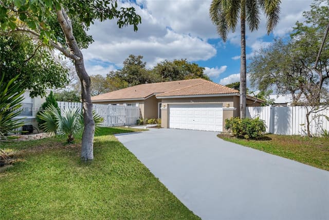 210 SW 98th Terrace, Pembroke Pines, FL 33025